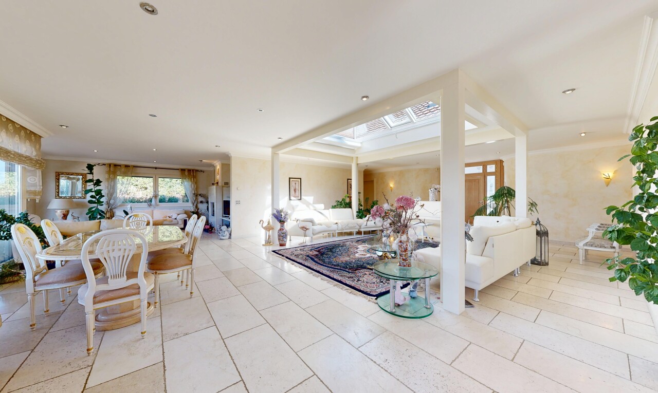 salon / salle à manger avec inside property, light floor, lumière naturelle, et natural light