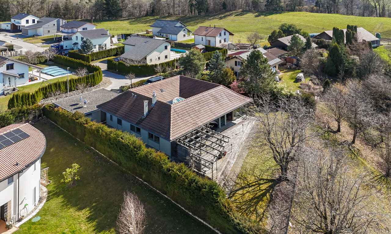 façade avec vue résidentielle, residential view, vue sur les bois, et woods view