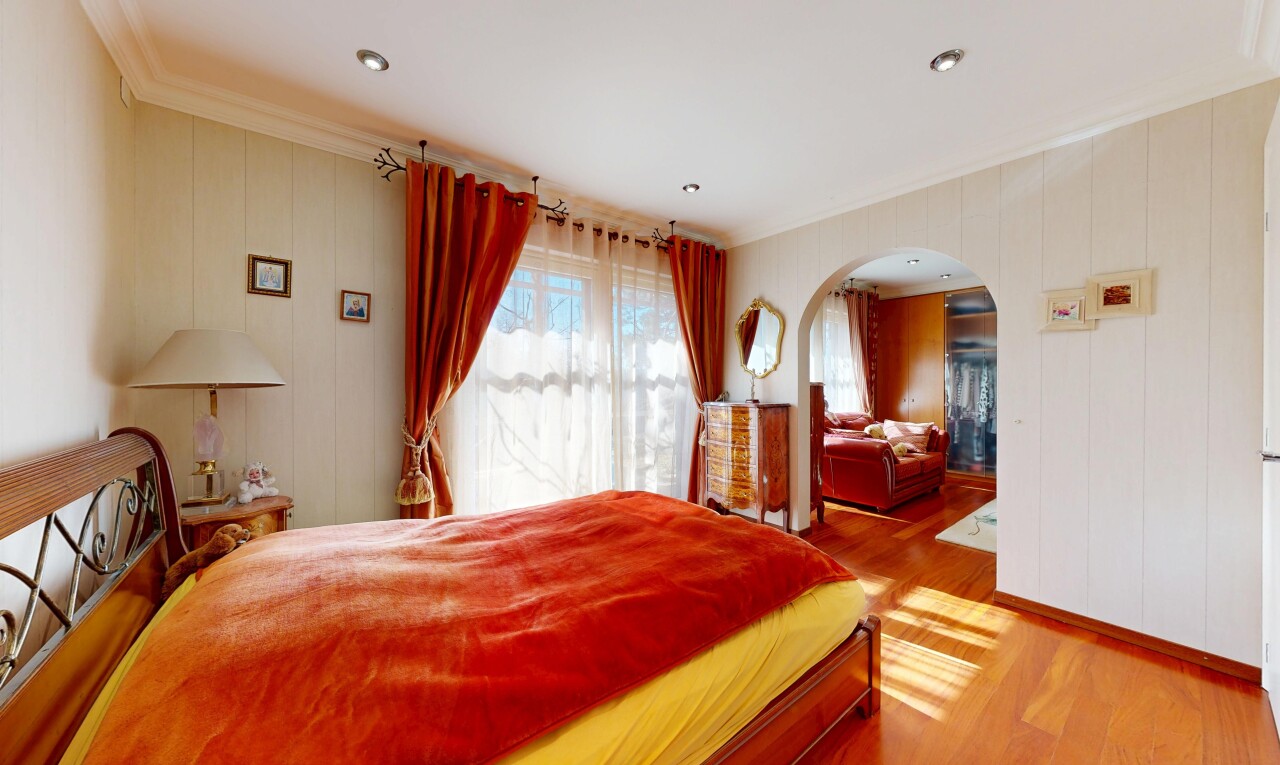 chambre avec sol en finition bois, wood finish floor, passages en arc, inside property, et lumière naturelle