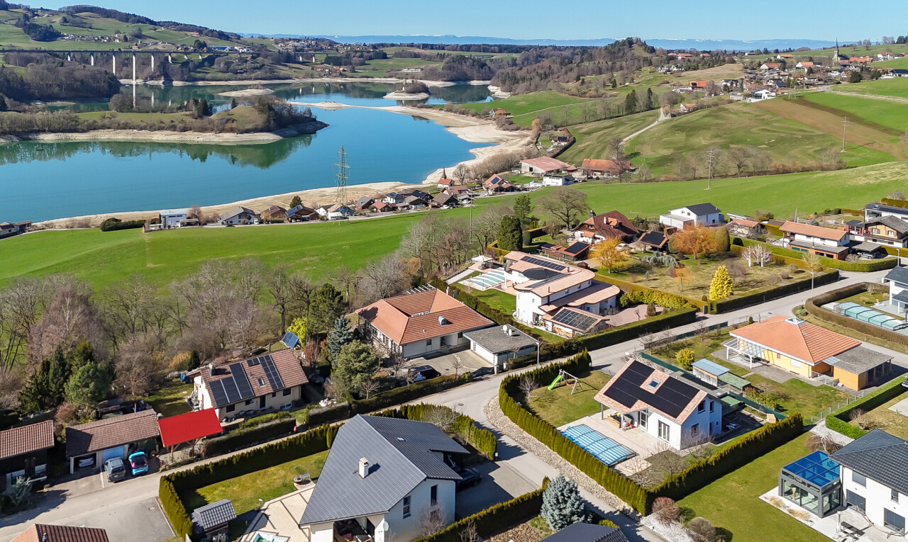 vue sur la mer avec water view, vue sur l'eau, aerial view, day time, et residential view
