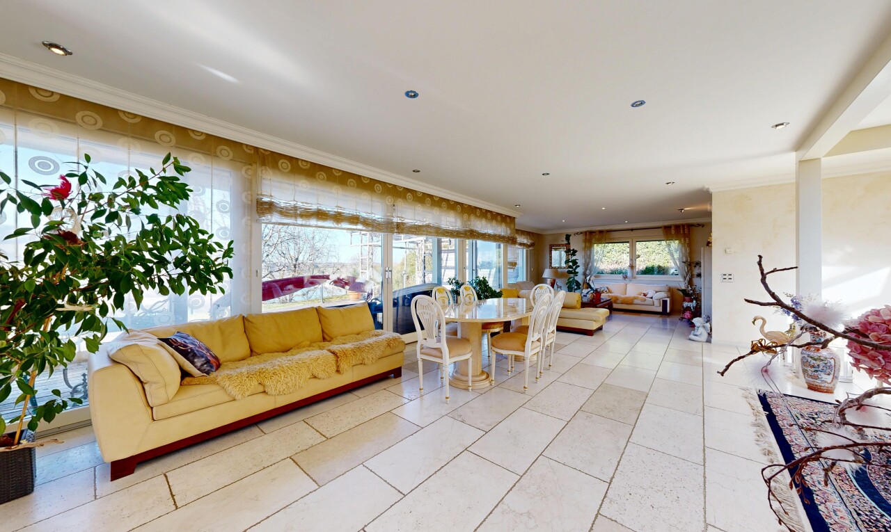 salon / salle à manger avec inside property, moulures, crown molding, lumière naturelle, et natural light