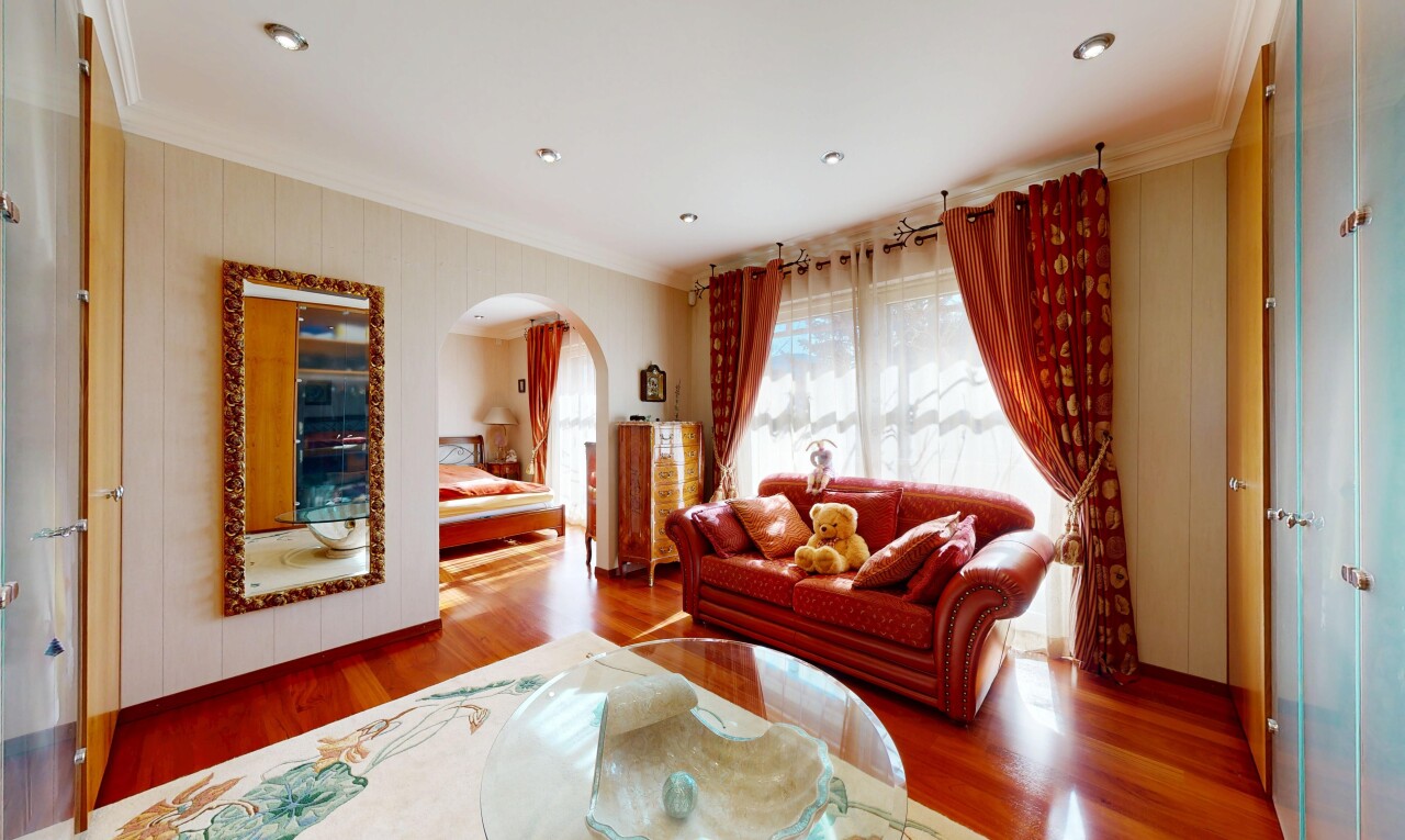 salon avec wood finish floor, sol en finition bois, inside property, crown molding, et moulures