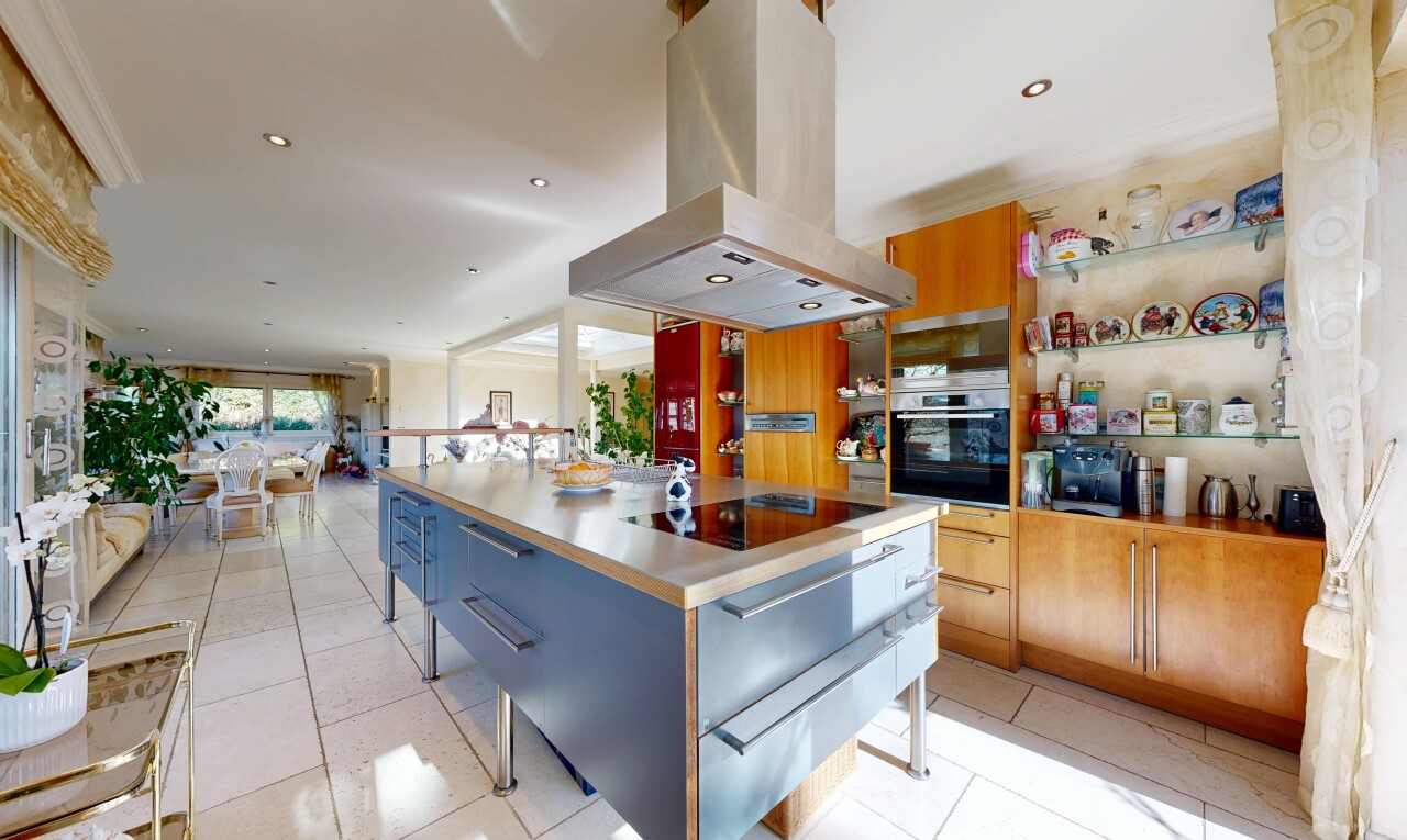 cuisine avec hotte, inside property, tile floor, sol en carrelage, et light floor
