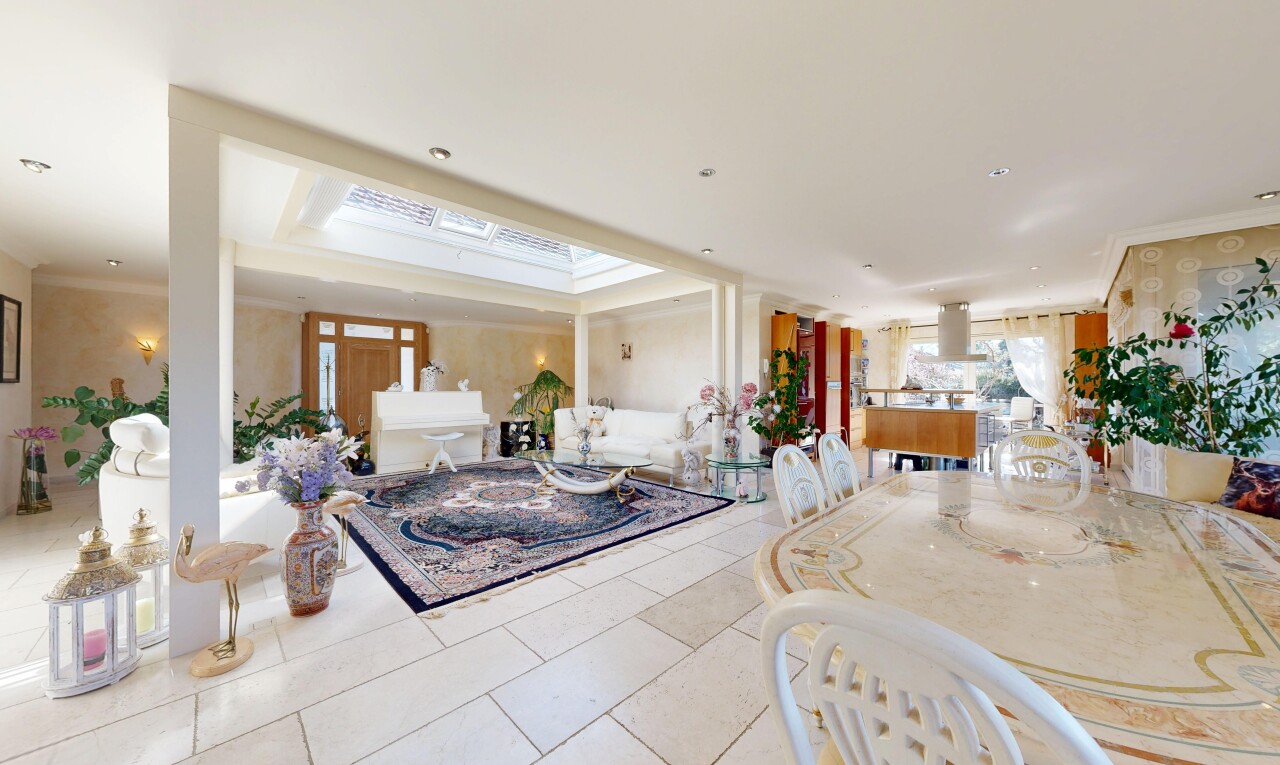 salon / salle à manger avec inside property, lumière naturelle, natural light, sol en carrelage, et tile floor