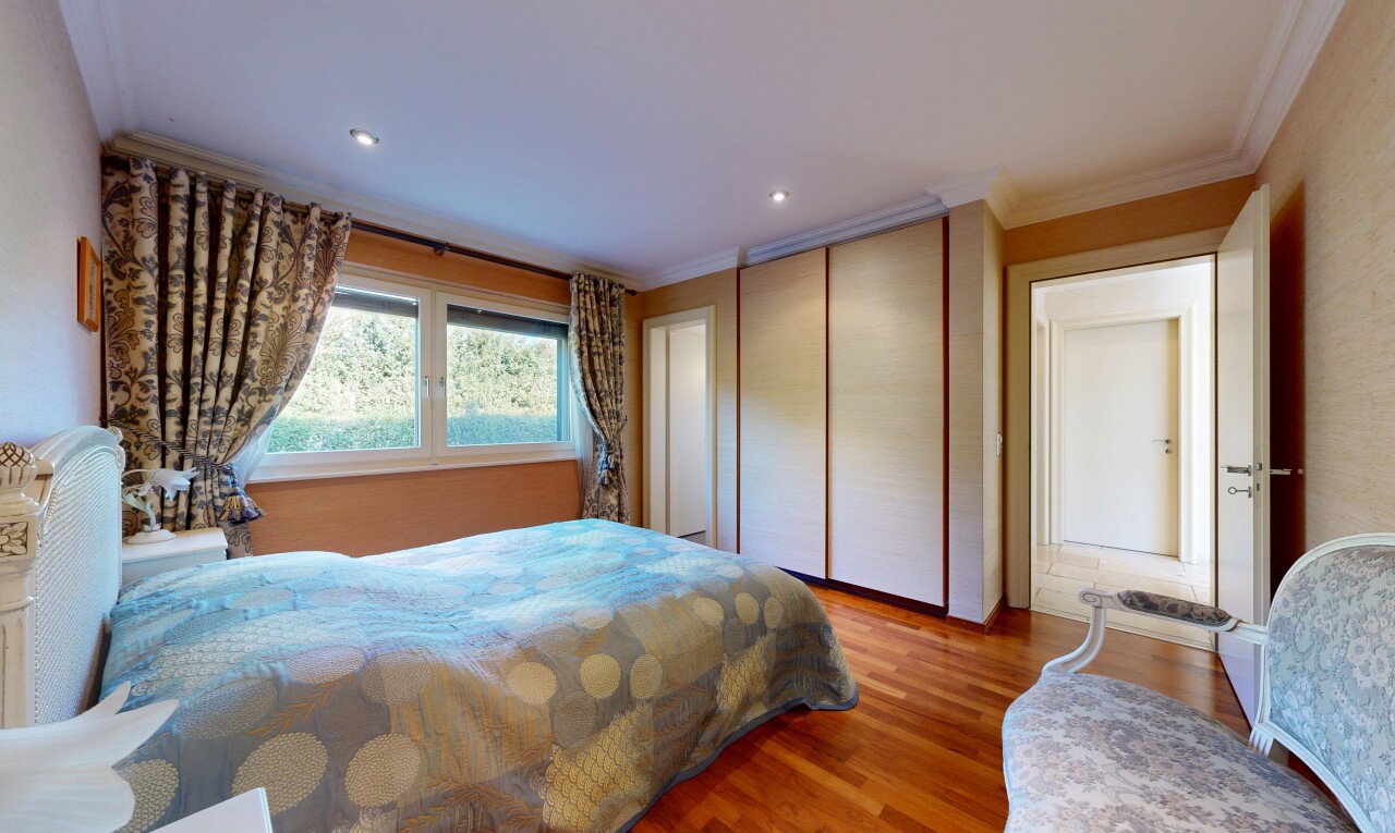 chambre avec inside property, sol en finition bois, wood finish floor, lumière naturelle, et natural light