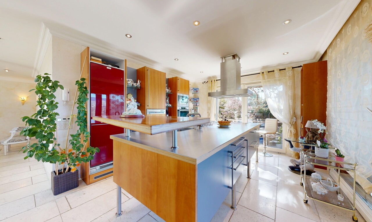 cuisine avec kitchen bar, bar de cuisine, two heights countertops, inside property, et light floor