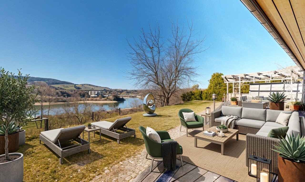 terrasse avec from property, pelouse, vue sur l'eau, water view, et espace de vie extérieur
