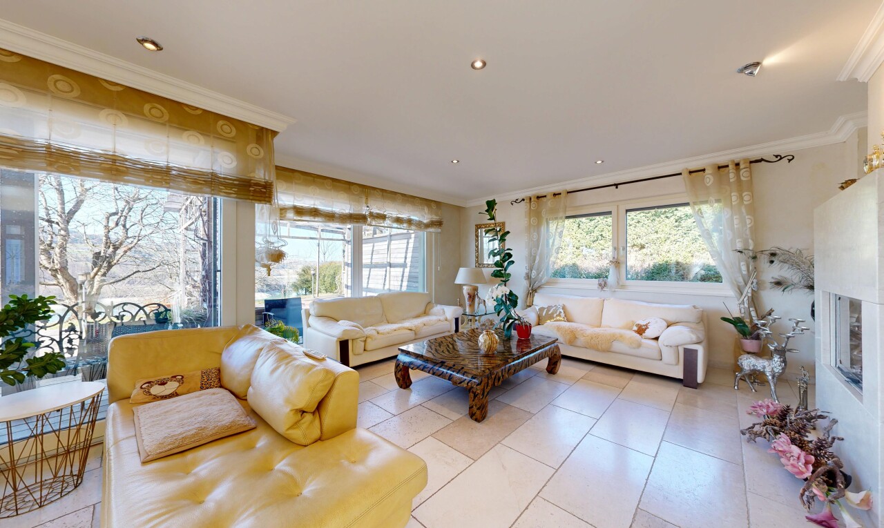 salon avec moulures, crown molding, inside property, lumière naturelle, et natural light