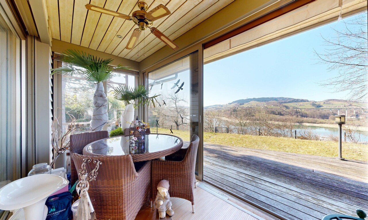 terrasse avec vue sur l'eau, water view, ventilateur de plafond, from property, et coin repas extérieur