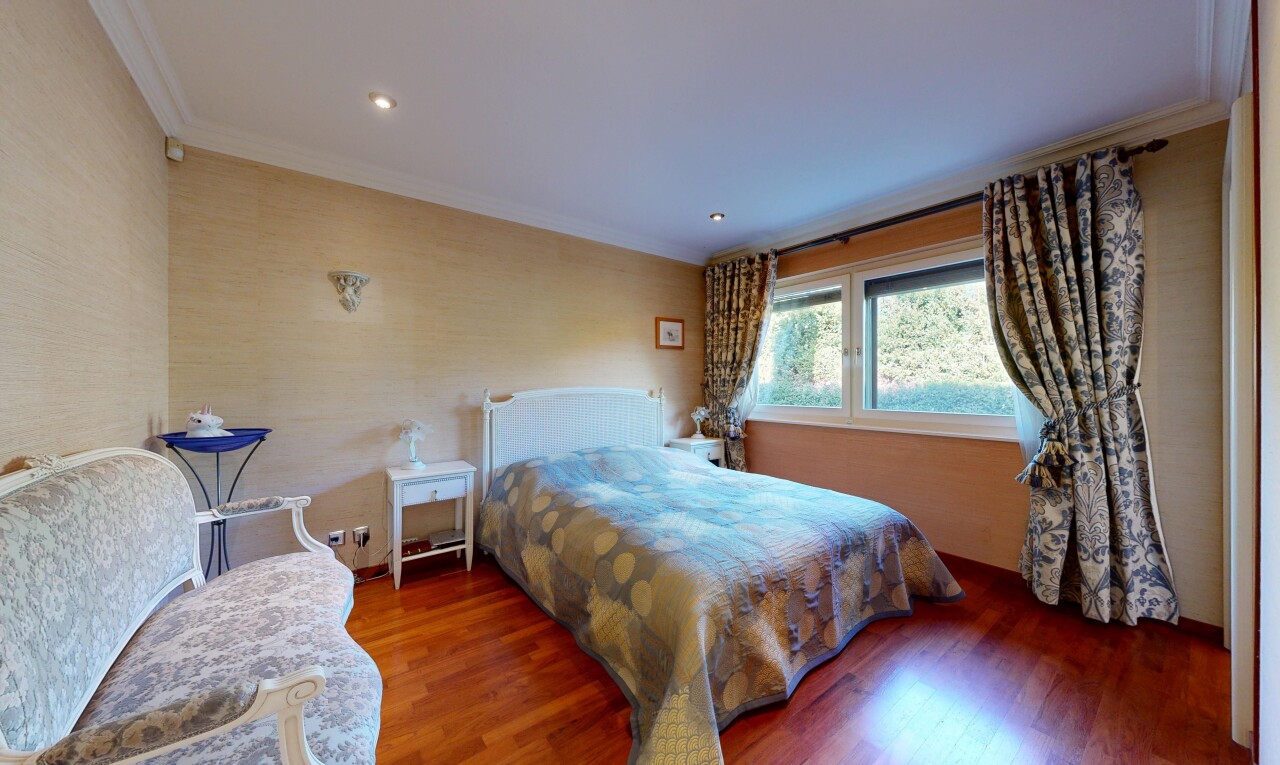 chambre avec inside property, wood finish floor, sol en finition bois, natural light, et lumière naturelle