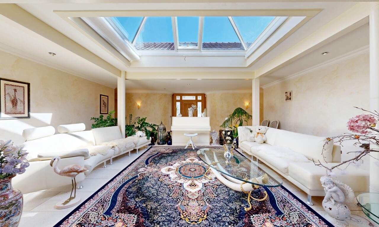 salon avec lumière naturelle, natural light, plafond à plateaux, tray ceiling, et puits de lumière