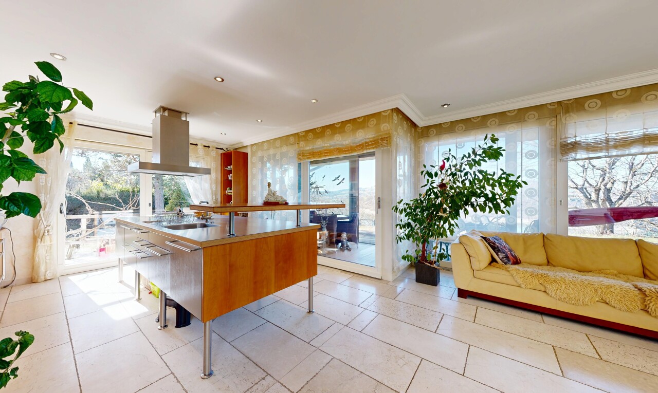 cuisine avec lumière naturelle, natural light, hotte, inside property, et light floor