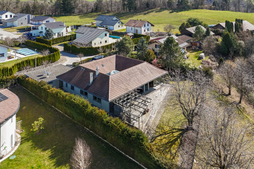 façade avec vue résidentielle, residential view, vue sur les bois, et woods view