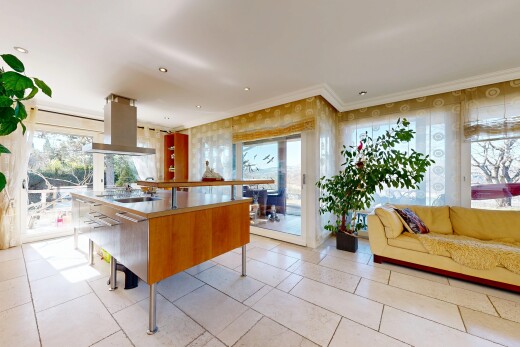 cuisine avec lumière naturelle, natural light, hotte, inside property, et light floor