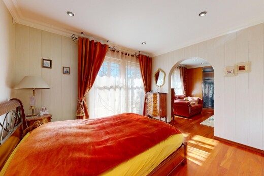 chambre avec sol en finition bois, wood finish floor, passages en arc, inside property, et lumière naturelle