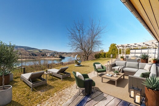 terrasse avec from property, pelouse, vue sur l'eau, water view, et espace de vie extérieur