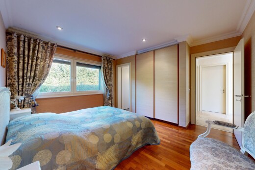 chambre avec inside property, sol en finition bois, wood finish floor, lumière naturelle, et natural light