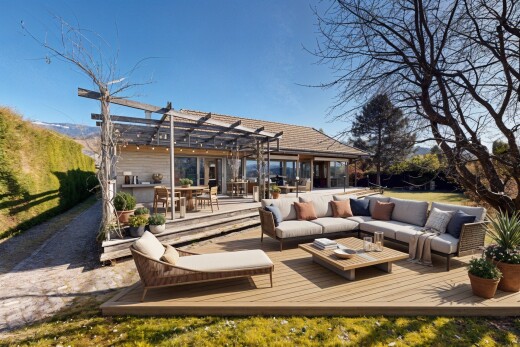 terrasse avec pergola, terrasse, day time, property visible, et espace de vie extérieur