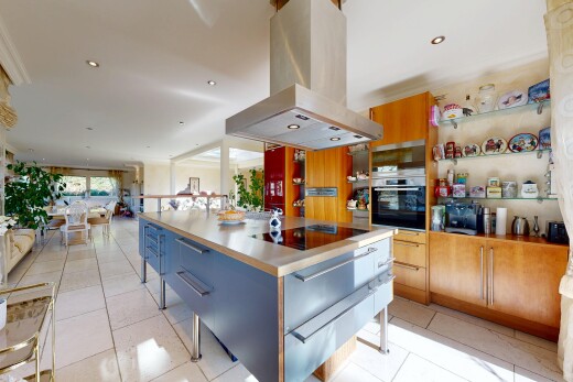 cuisine avec hotte, inside property, tile floor, sol en carrelage, et light floor