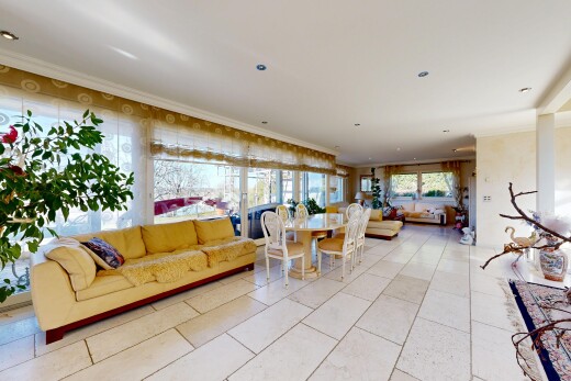 salon / salle à manger avec inside property, moulures, crown molding, lumière naturelle, et natural light