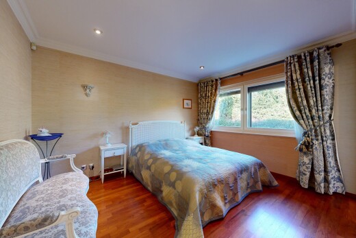 chambre avec inside property, wood finish floor, sol en finition bois, natural light, et lumière naturelle