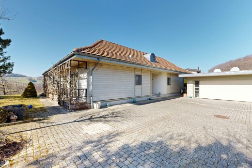 façade avec day time, property visible, bardage horizontal, toit en tuiles, et fondation en béton