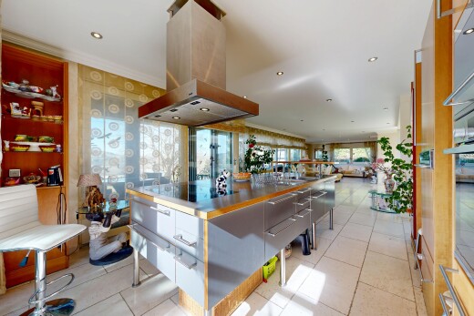 cuisine avec hotte, inside property, light floor, mur en papier peint, et wallpaper wall