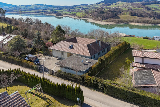 façade avec vue sur l'eau, water view, day time, vue sur la montagne, et mountain view