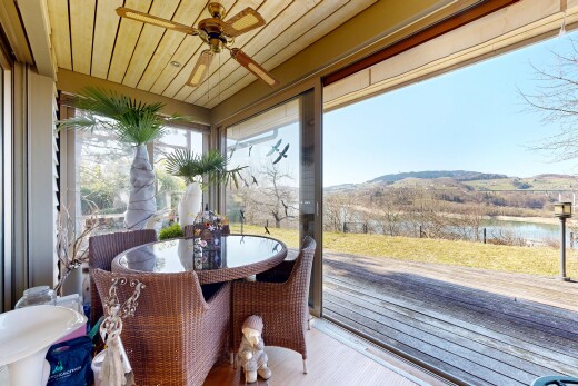 terrasse avec vue sur l'eau, water view, ventilateur de plafond, from property, et coin repas extérieur