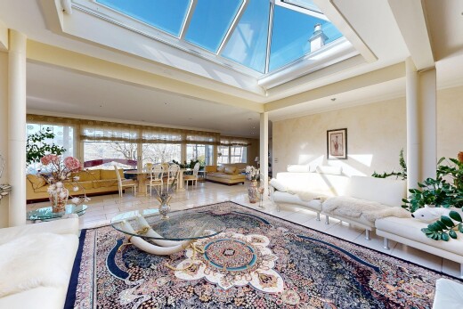 salon avec inside property, sol en carrelage, tile floor, lumière naturelle, et natural light