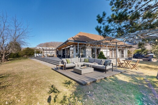 façade avec terrasse, pelouse, day time, et espace de vie extérieur