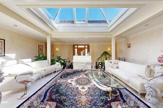 salon avec lumière naturelle, natural light, plafond à plateaux, tray ceiling, et puits de lumière