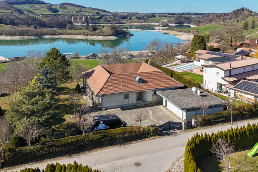 façade avec vue sur l'eau, water view, toit en tuiles, day time, et canal / river view