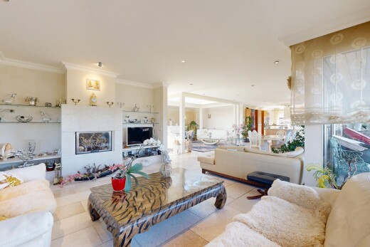 salon avec inside property, télévision, tile floor, sol en carrelage, et drywall