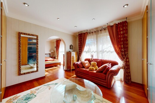 salon avec wood finish floor, sol en finition bois, inside property, crown molding, et moulures