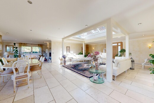 salon / salle à manger avec inside property, light floor, lumière naturelle, et natural light