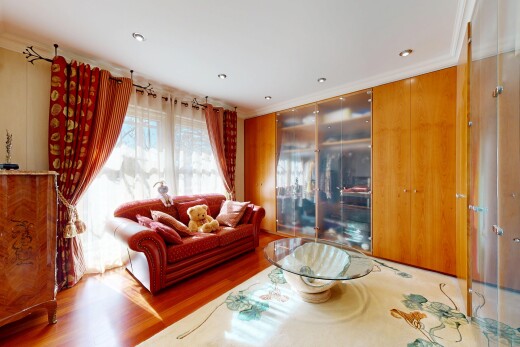 salon / salle à manger avec wood finish floor, sol en finition bois, inside property, natural light, et lumière naturelle