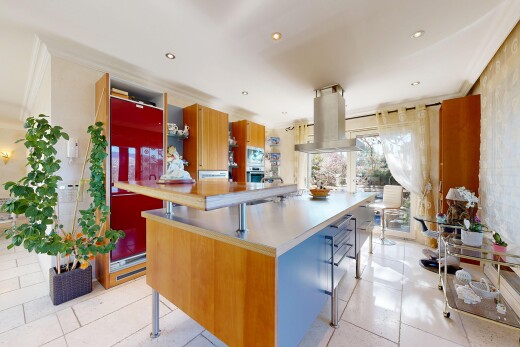 cuisine avec kitchen bar, bar de cuisine, two heights countertops, inside property, et light floor