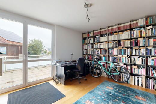 bureau avec sol en finition bois, wood finish floor, inside property, cloison sèche, et drywall