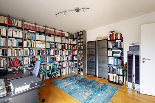 bureau avec éclairage sur rail, inside property, sol en finition bois, wood finish floor, et cloison sèche