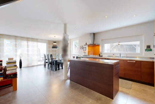 cuisine avec hotte, light floor, îlot de cuisine, kitchen island, et light countertops