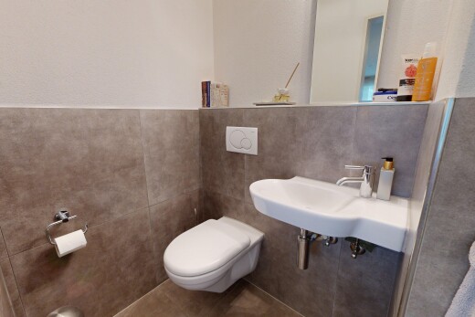 salle de bains avec miroir, toilette, inside community, et évier