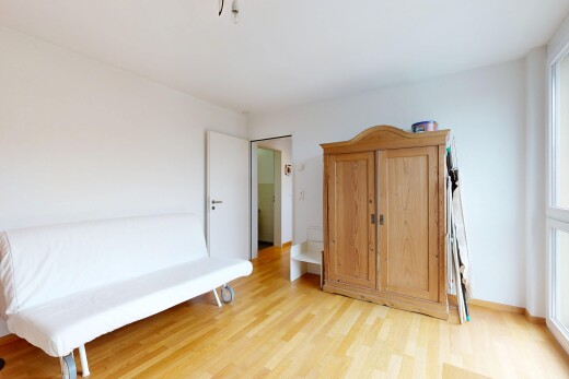 chambre avec cloison sèche, drywall, light floor, inside property, et sol en finition bois