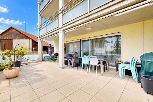 terrasse avec coin repas extérieur, day time, balcon, terrasse, et property visible
