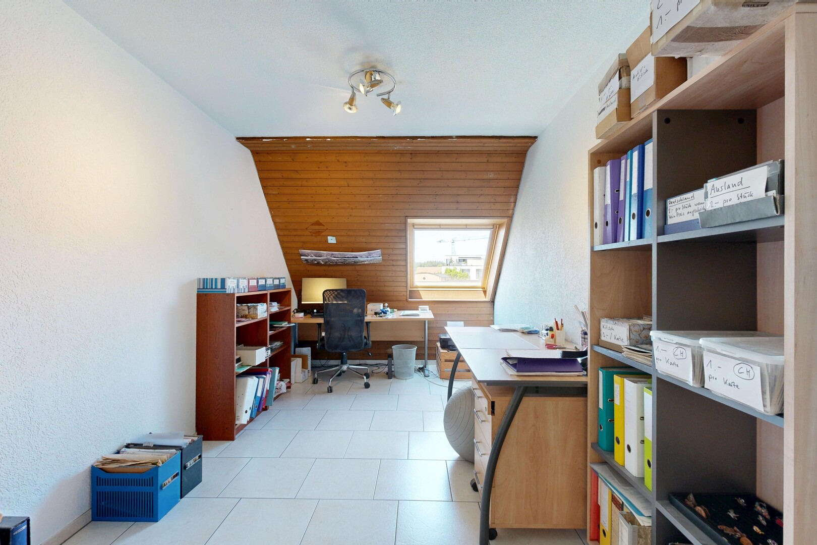 büro mit bürobereich, inside property, natural light, natürliches licht, und light floor