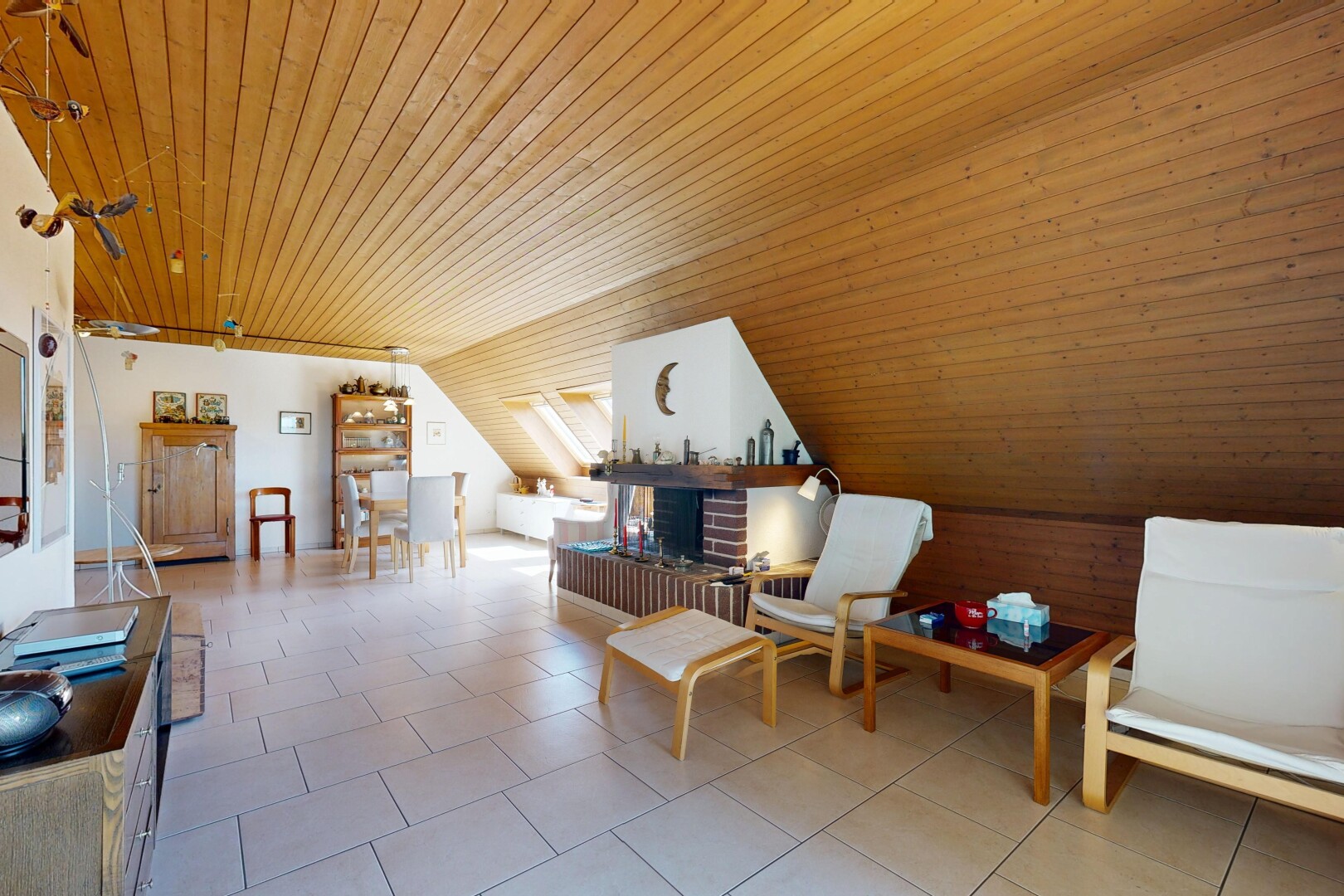 wohnzimmer mit holzdecke, wood ceiling, dachschräge, vaulted ceiling, und niedrige decke
