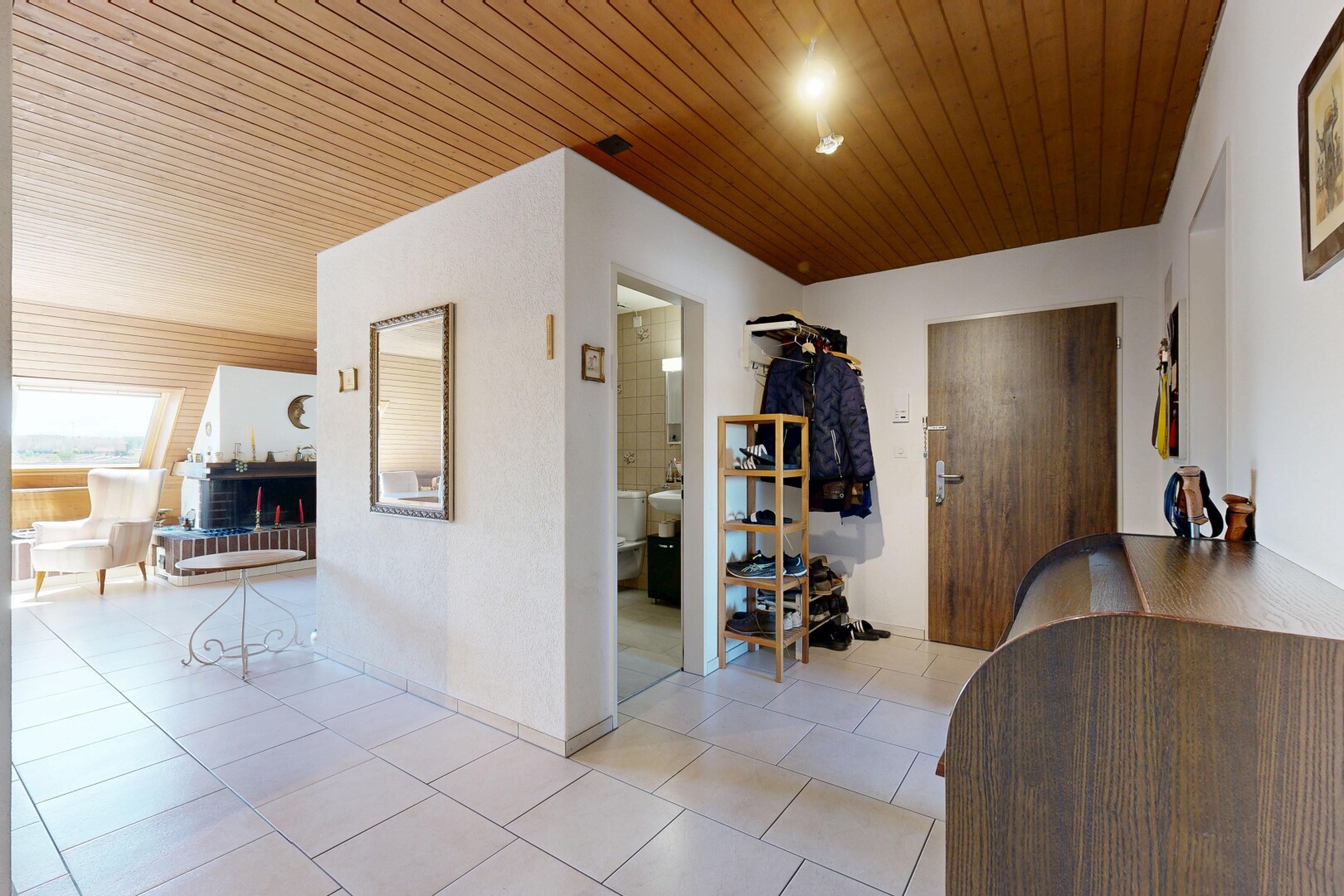 wohnzimmer mit holzdecke, wood ceiling, inside property, fliesenboden, und tile floor