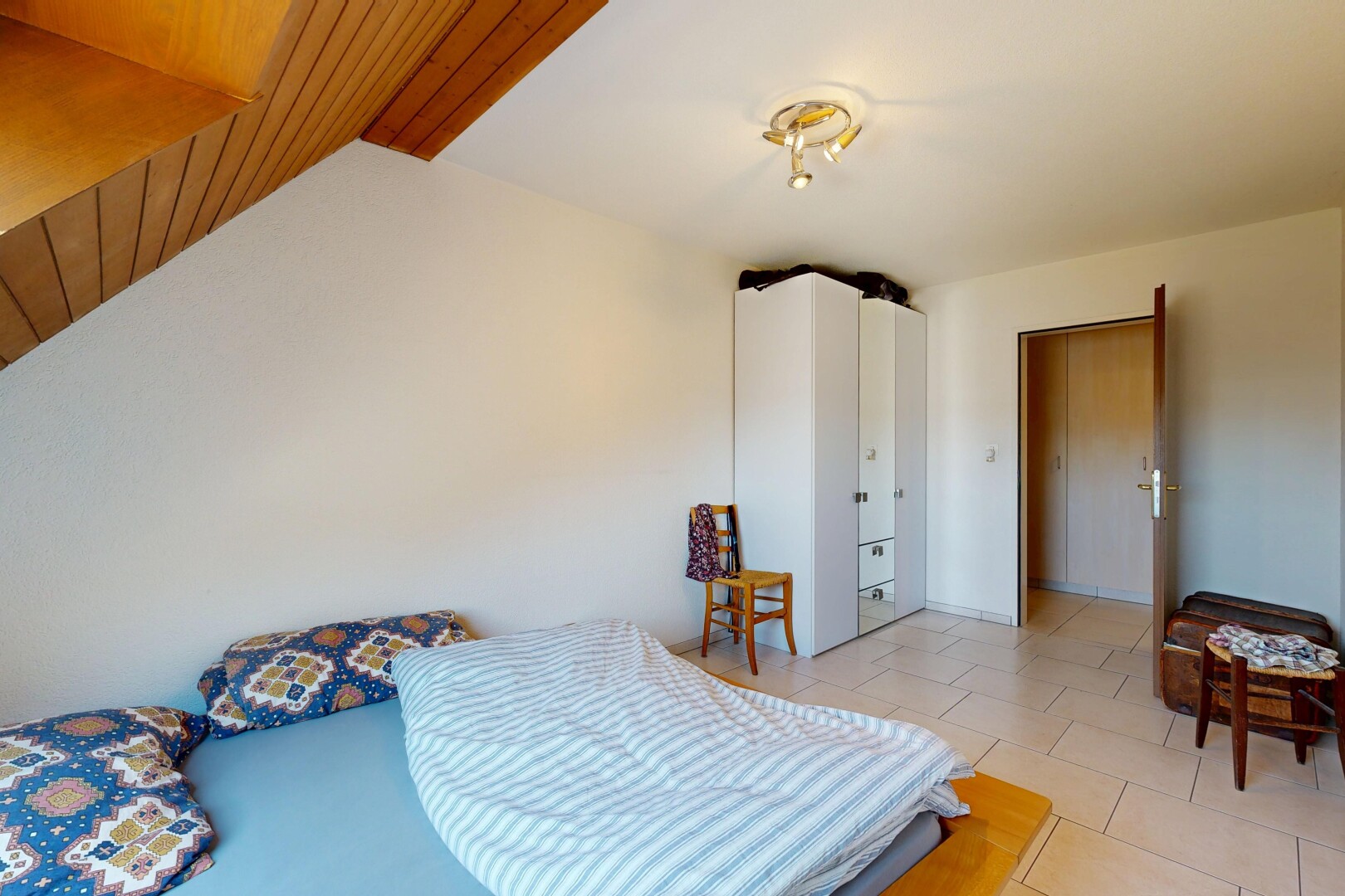 zimmer / schlafzimmer mit gipskartonwand, drywall, fliesenboden, tile floor, und inside property