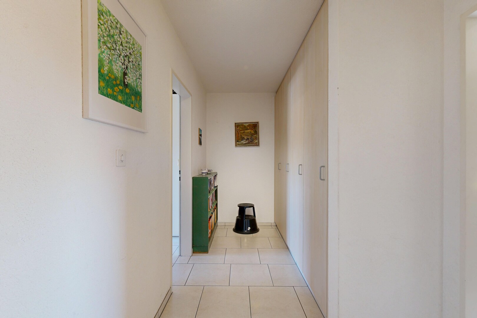 halle / korridor mit inside property, fliesenboden, tile floor, gipskartonwand, und drywall