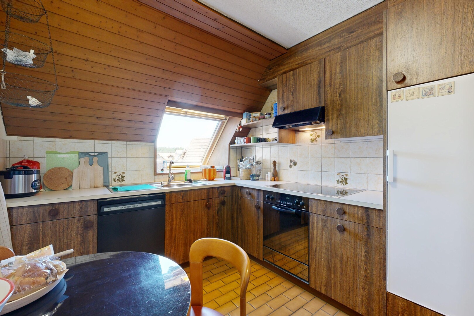 küche mit kühlschrank, ofen, arbeitsplatten, light countertops, und natürliches licht